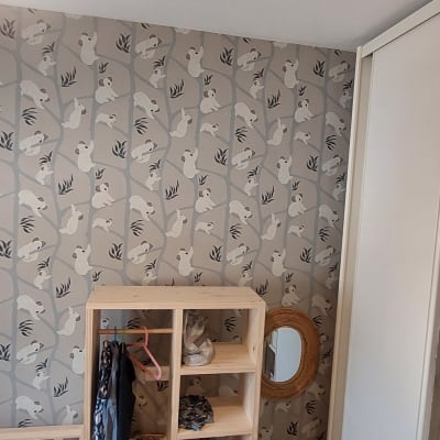 קיר עם טפט דובים לבנים על רקע אפור