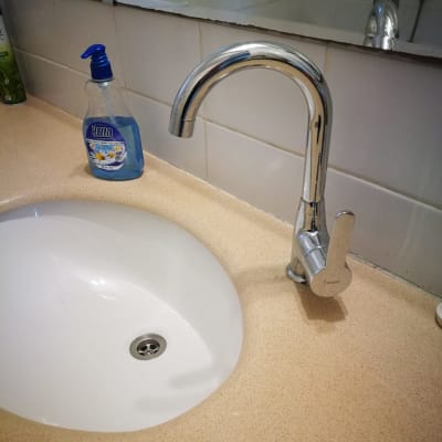 ברז כרום מעל כיור לבן בחדר אמבטיה