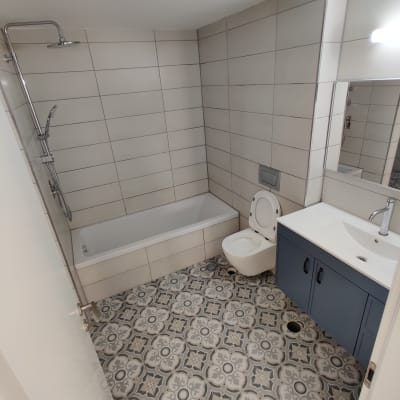 חדר אמבטיה עם אמבטיה, כיור ואסלה