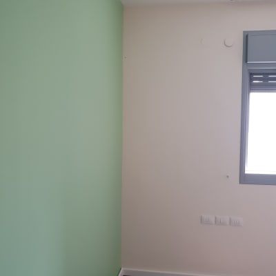 קיר ירוק וקיר לבן עם חלון