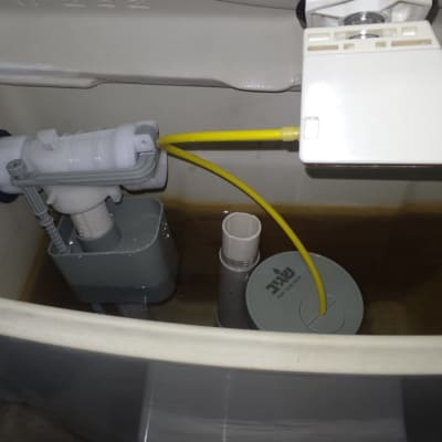 מיכל הדחה פתוח עם מנגנון פנימי וצינור צהוב