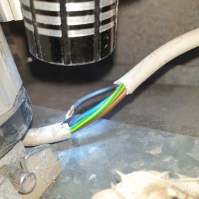 חוטי חשמל חשופים ליד מכשיר מתכת