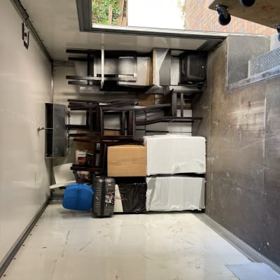 כיסאות וארגזים מסודרים בתוך משאית הובלה