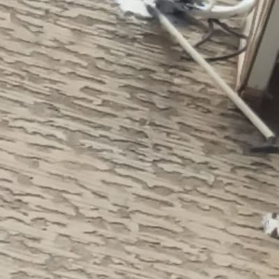 צינורות מיזוג אוויר מחוברים לקיר חיצוני