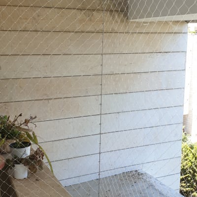 רשת מתוחה למניעת כניסת יונים במרפסת