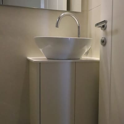 ארון עץ עם כיור עגול וברז מתכת