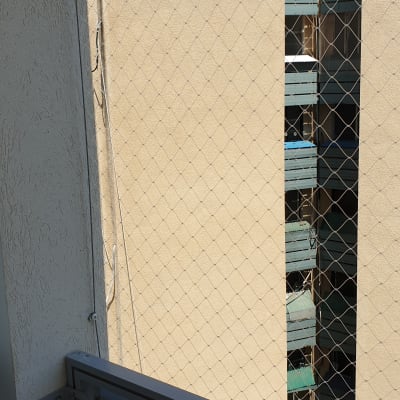 רשת מתוחה על מרפסת למניעת כניסת יונים