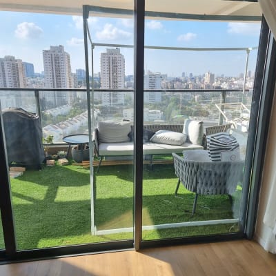 דלת זכוכית שקופה עם נוף עירוני ברקע