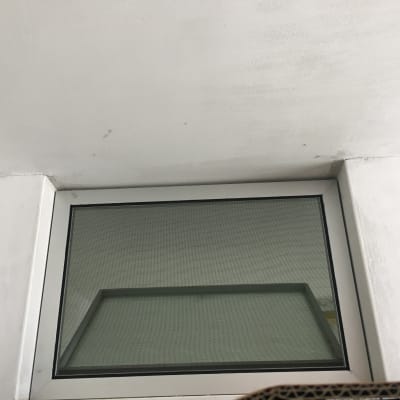 חלון אלומיניום עם מסגרת כסופה