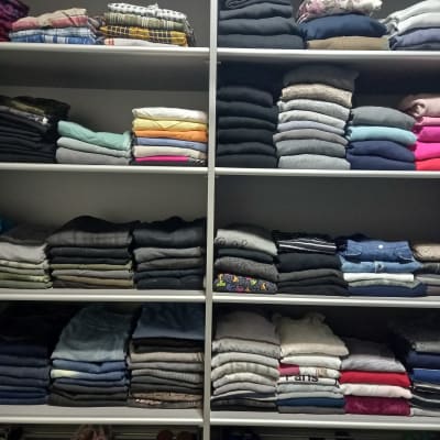 ארון בגדים מסודר עם בגדים מקופלים ונעליים