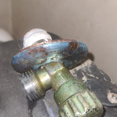 ברז מתכת חלוד עם חיבורי צנרת