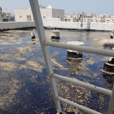 גג אטום בזפת עם צינורות ואביזרים נוספים