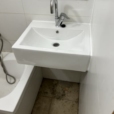 כיור עם ברז כרום מעל רצפה מלוכלכת