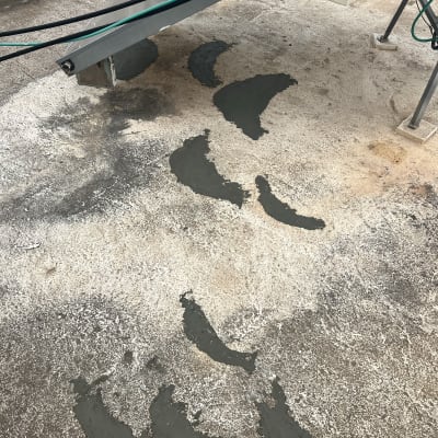 תיקוני איטום על גג בטון עם חומר אפור