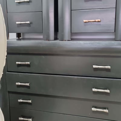 שתי שידות אפורות עם מגירות וידיות מתכת