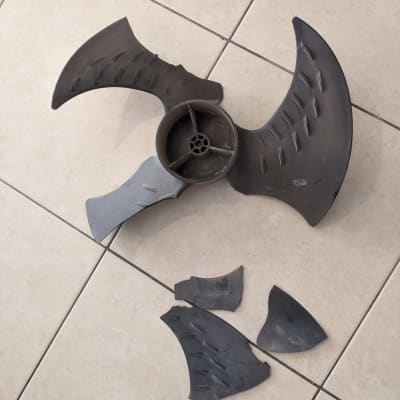 להבי מאוורר שבורים על רצפה לבנה