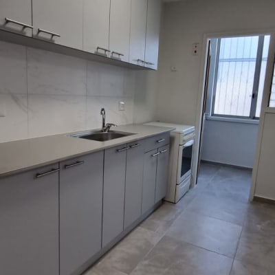 מטבח משופץ עם ארונות חדשים ומשטח עבודה