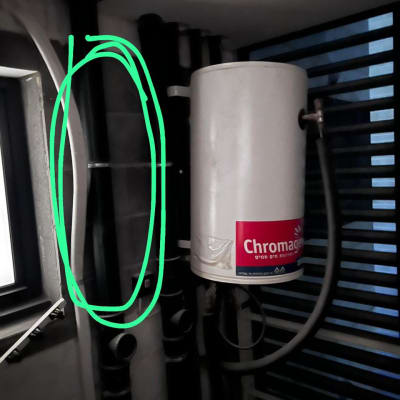 דוד שמש מותקן עם צינורות מחוברים לקיר