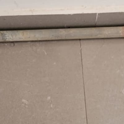 צינור מתכת עם חלודה ושסתום כחול