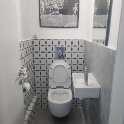 שירותים עם אריחים מעוצבים וכיור קטן