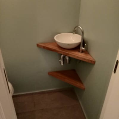 מדף עץ משולש עם כיור עגול וברז