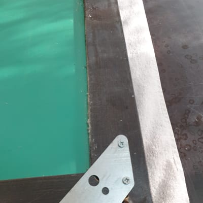 פינת מסגרת עץ עם תושבת מתכת וברגים