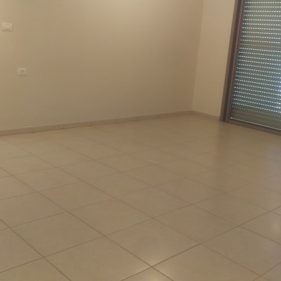 רצפה נקייה עם אריחים מבריקים בחדר ריק