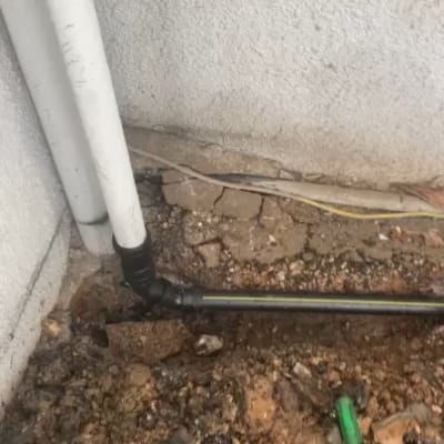 אחרי החלפת הצינור ולפני סגירה במלט