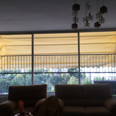 סוכך צהוב גדול מחוץ לחלון זכוכית