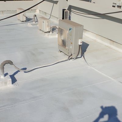 גג אטום עם יחידות מיזוג אוויר וצנרת חשופה