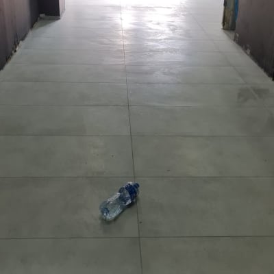 רצפה מרוצפת חדשה עם בקבוק פלסטיק על הרצפה