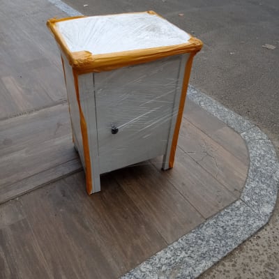 ארון עטוף בניילון וקשור בסרט דבק כתום