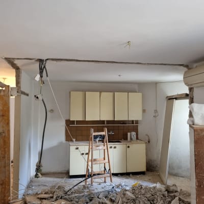 שיפוץ מטבח עם הריסות, סולם וחוטי חשמל