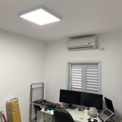 מנורת תקרה מרובעת מוארת בחדר עבודה