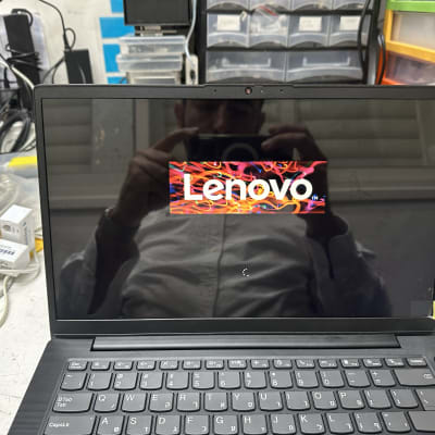 מחשב נייד לנובו עם מסך לוגו צבעוני