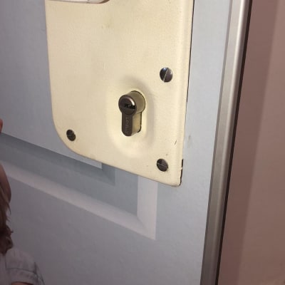 מנעול דלת עם ידית ומפתח גליל