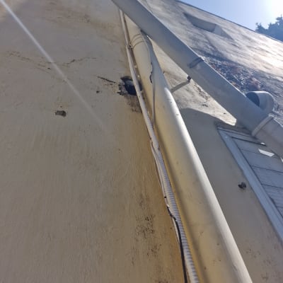 צינורות חיצוניים על קיר בניין