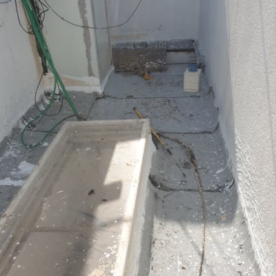 אזור איטום עם חומרים וכלים על הרצפה