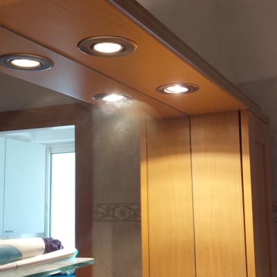 תאורה שקועה בתקרה מעץ עם שלושה פנסים דולקים