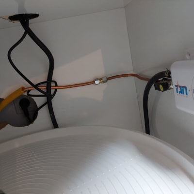 חיבורים וצינורות גז מתחת לכיור עם וסת גז