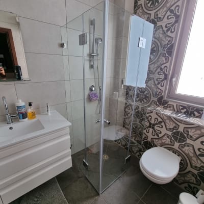 מקלחון זכוכית עם ראש מקלחת וסבון סגול