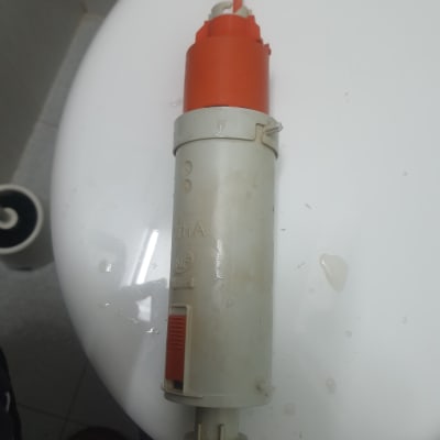 חלק פלסטיק של מנגנון אסלה עם כפתור אדום