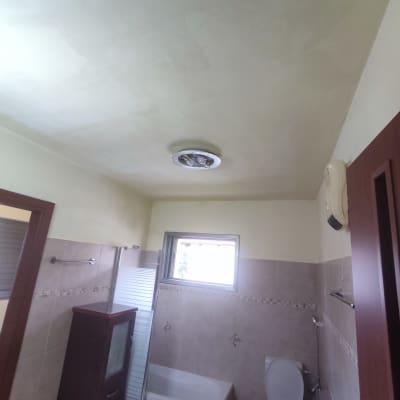 תקרה צבועה בצבע בהיר עם מנורה עגולה