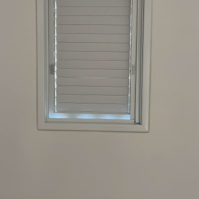 חלון אלומיניום עם תריסים סגורים