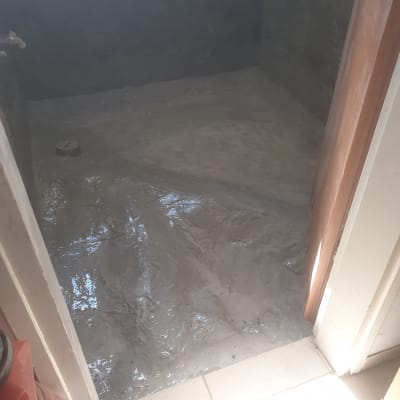 רצפה רטובה עם בטון טרי בחדר שיפוצים