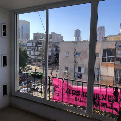 חלון אלומיניום גדול עם נוף עירוני