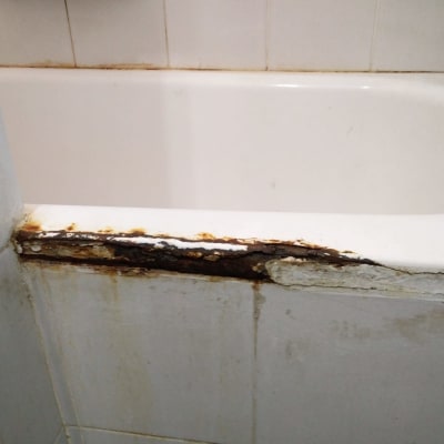 אמבטיה עם חלודה ונזק בציפוי