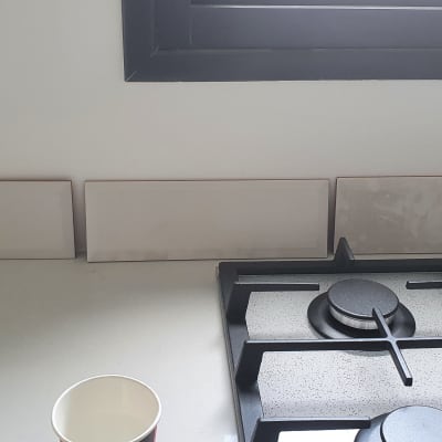 אריחים מונחים על השיש ליד כיריים