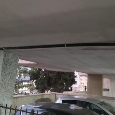 צינור שחור מותקן על תקרה בחניון