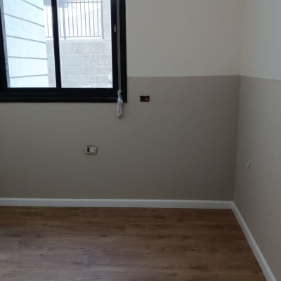 חדר עם רצפת פרקט עץ בהיר וקירות בהירים